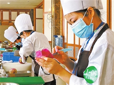 珠海市各大職業(yè)院校、技工院校積極貫徹&ldquo;產(chǎn)業(yè)第一&rdquo;決策部署 職業(yè)教育與產(chǎn)業(yè)需求實(shí)現(xiàn)&ldquo;同頻共振&rdquo;